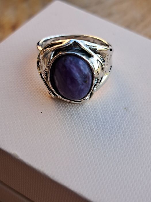 Pierścionek srebro oksydowane 925 z naturalnym czaroitem