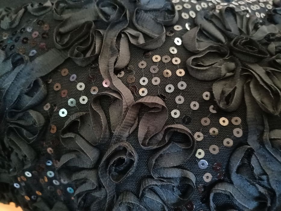 Czarna sukienka z ozdobnym dołem