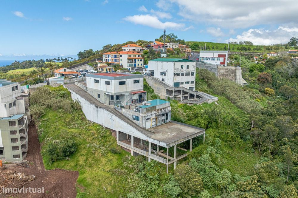 Armazém 782 m² com Parque Privativo – Caniço (Eiras)