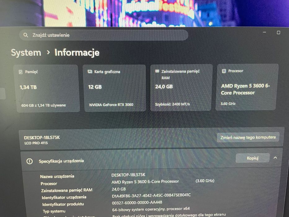 Zestwa komputer sluchawki i monitor