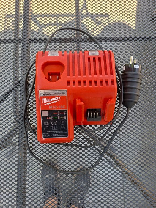 Milwaukee M12-18C – Ładowarka do akumulatorów M12 i M18