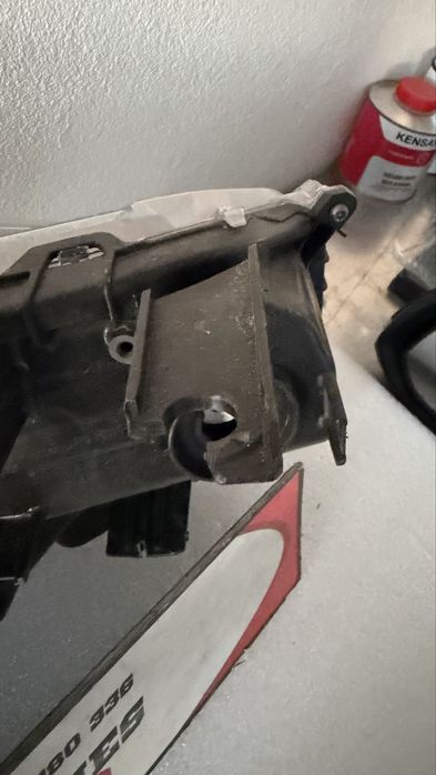 Farol esq toyota yaris cross
