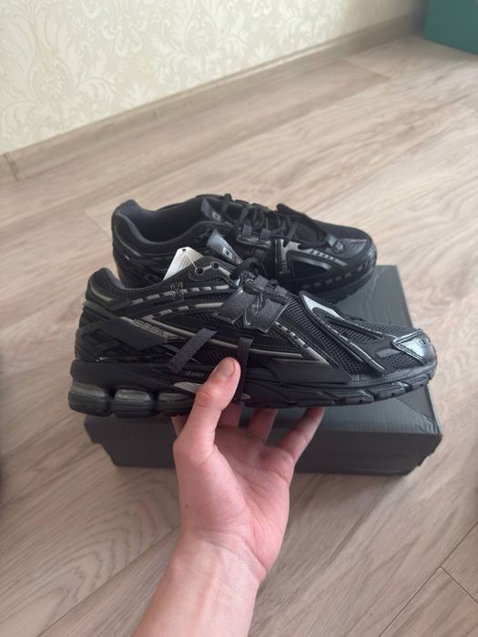 Нові чоловічі кросівки New Balance 1906 у чорному кольорі