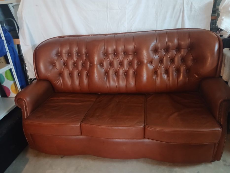 Conjunto sofas em cabedal