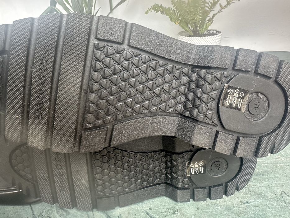 Vendo botas novas, tamanho 45. Pele