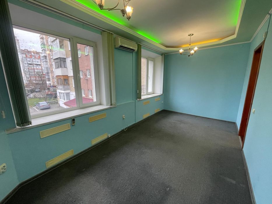 Офіс в центрі міста, є паркінг. 4 кімнати