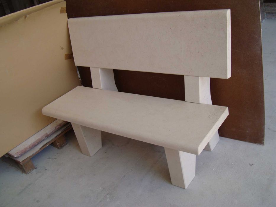 Mesa em pedra calcário branco