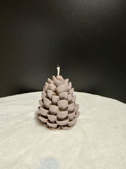 Świeczka sojowa w kształcie szyszki