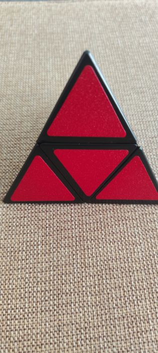 Cubo e triângulo mágico Rubiks