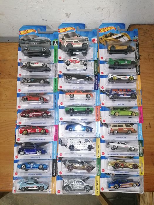 Vários Hot Wheels 2023