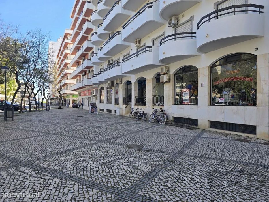 Loja comercial de 72 m² no centro de Monte Gordo — negócio em funciona