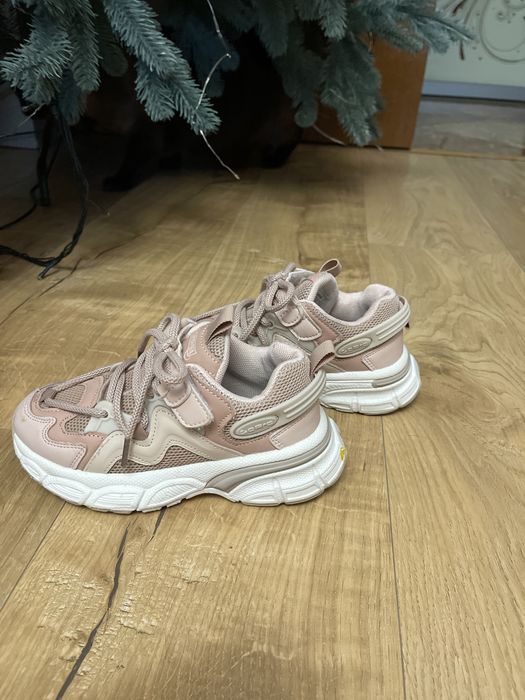 Кросівки на дівчинку