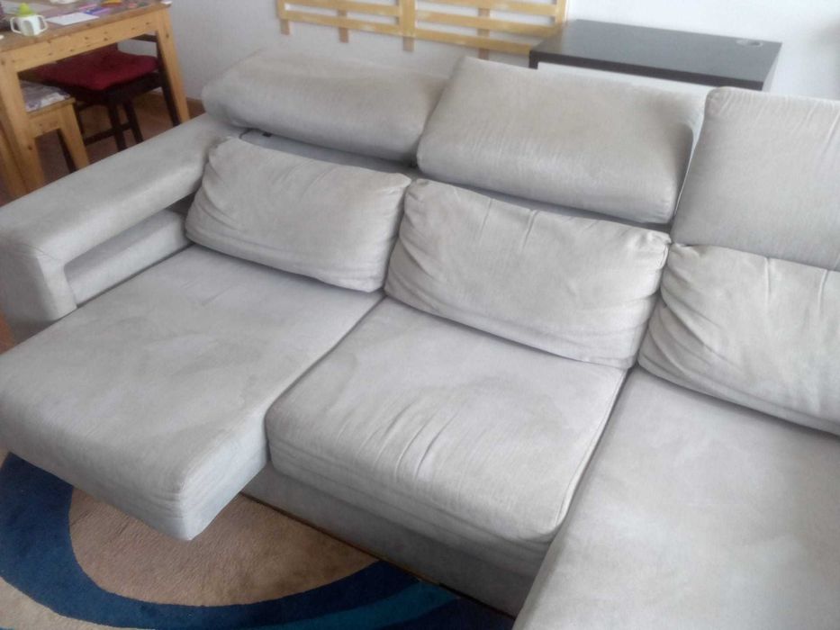 Sofá com chaise longue e dois bancos