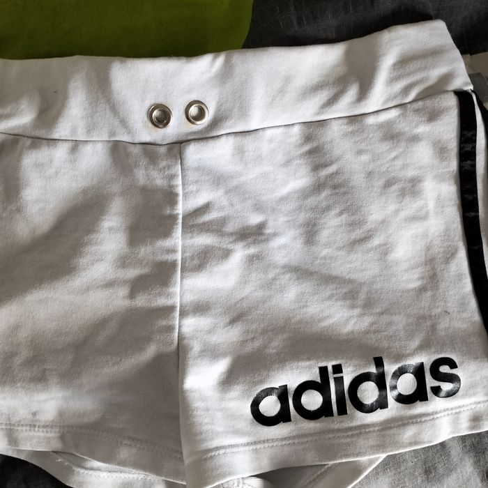 Krótkie spodenki adidas L