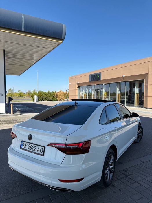 Volkswagen Jetta R- Line 2019 год 1.4 бензин: 15 600