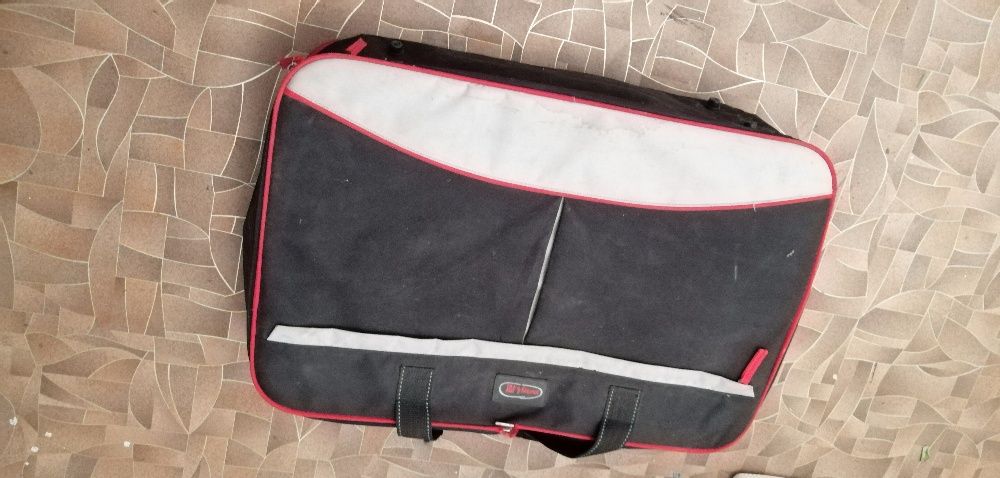 продається сумка середніх розмірів 38 на 58 на 18 см.замочок робить