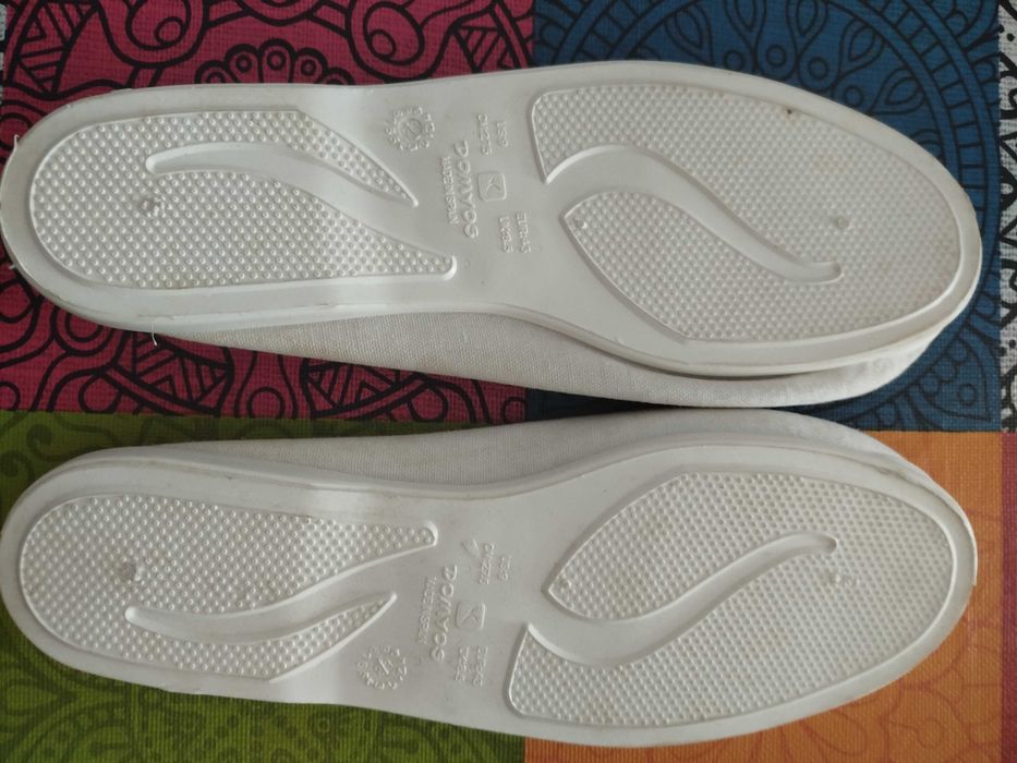 Sapatilhas nº 43 (em branco) para Educação Física: 5,5€.
