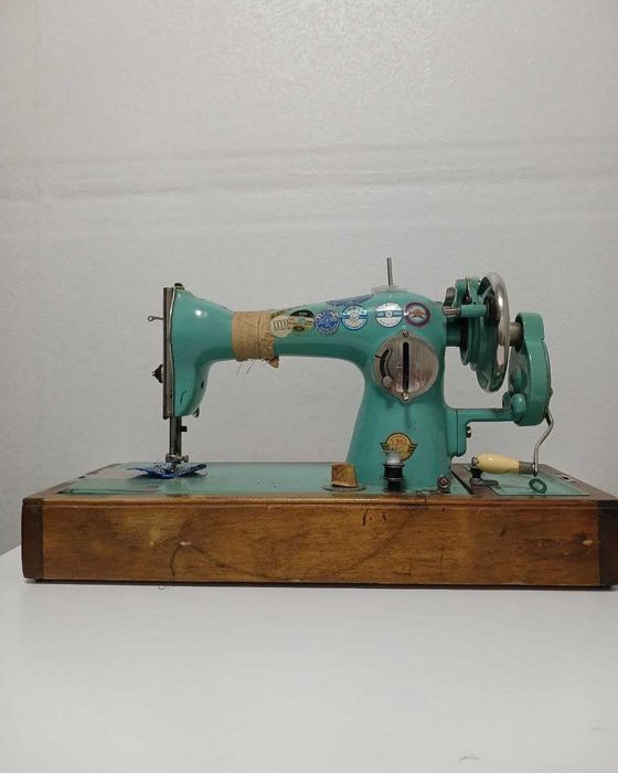 Ручная швейная машинка Подольск (полностью рабочая) в оригин. футляре