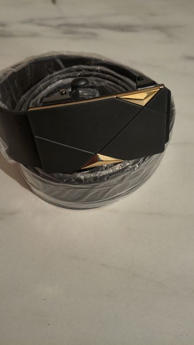 Pasek męski ze skóry ekologicznej z metalowa klamrą ze zloceniami