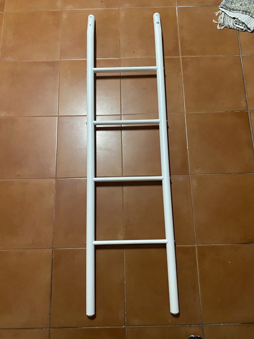 Beliche infantil com escrivaninha embaixo. Parece novo!!