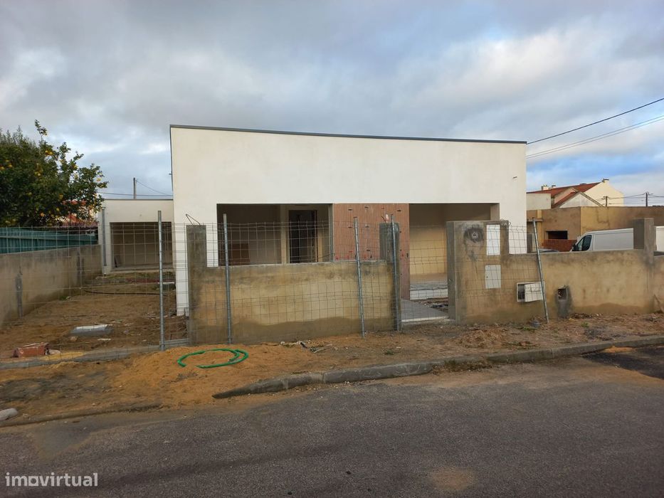 Moradia T3 em final de construção, com piscina, em Fernão Ferro