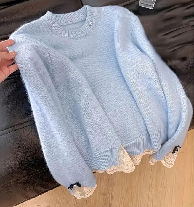 Вʼязана блакитка кофта з мереживом