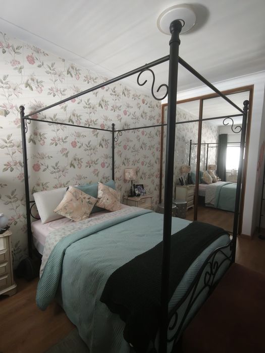 Cama de dossel com estrado