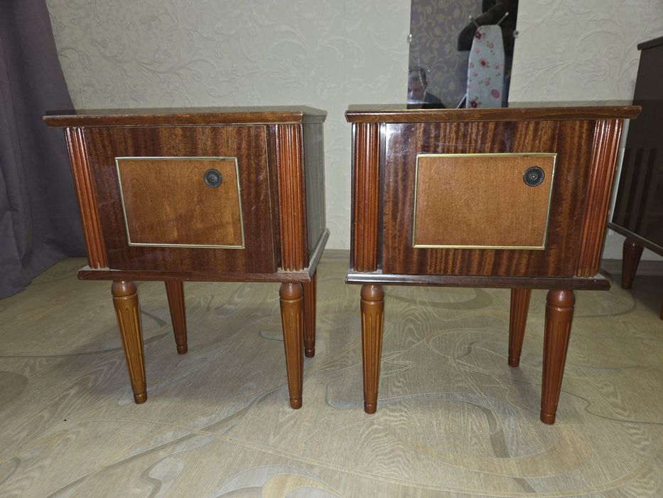 Комод з дзеркалом і дві приліжкові тумби