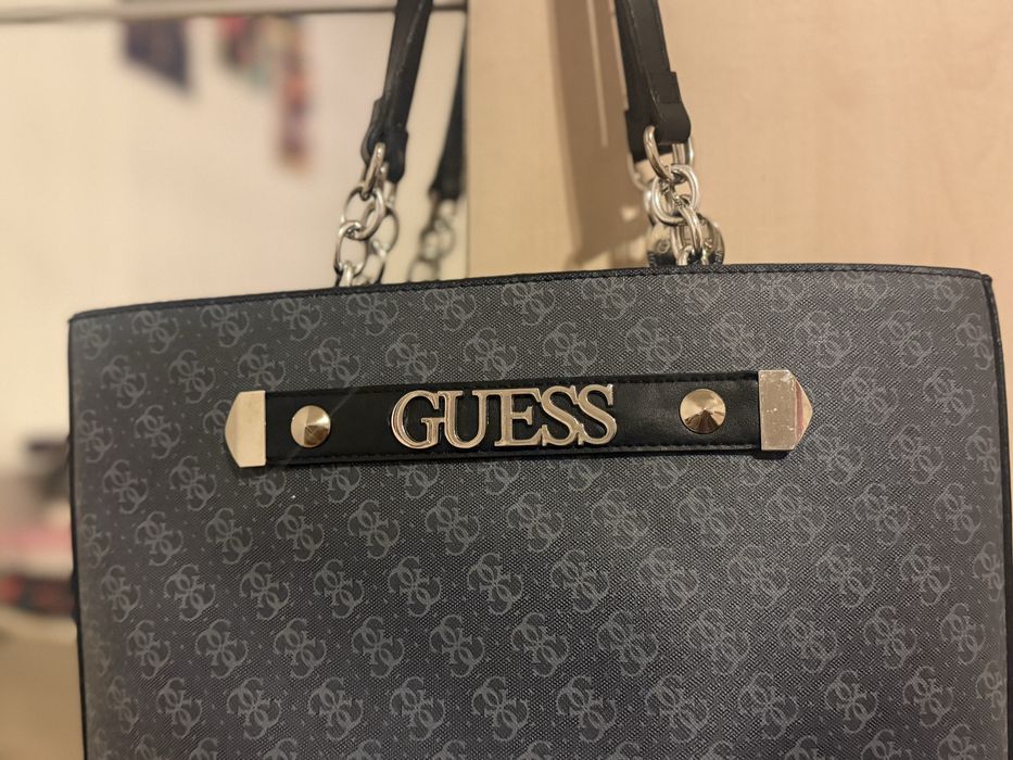 Продам  гарну та простору сумочку Guess