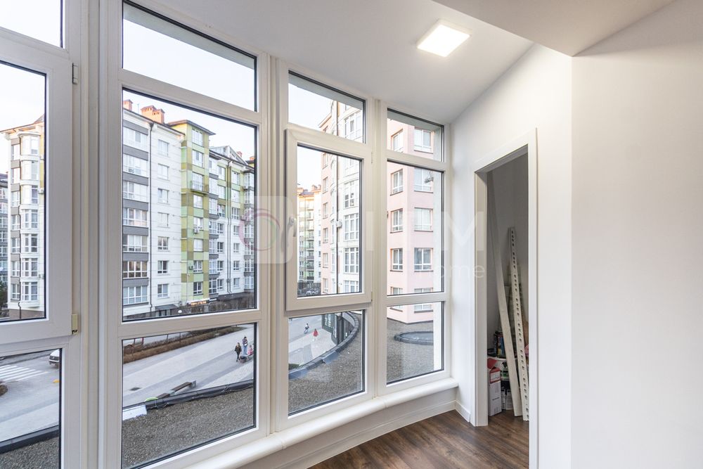 Продається простора 2-к. кв. з ремонтом  біля озера.