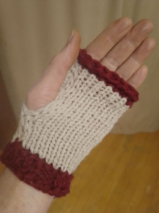 Продам вязаный комплект : носки-следочки, полуперчатки, повязка на гол