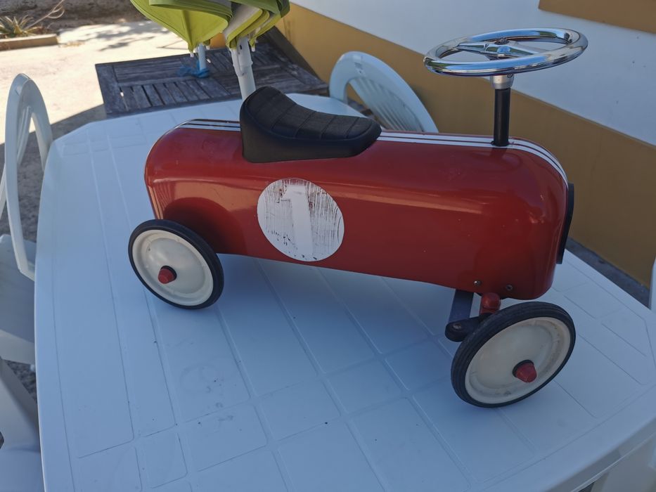 Carrinho de criança um chapa, antigo mas totalmente funcional.