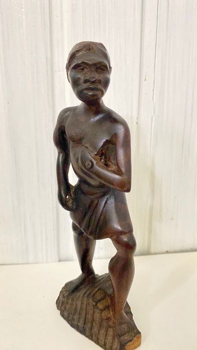 Estatueta Africana em madeira antiga.