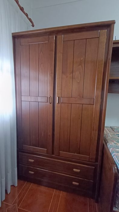 Estúdio com sofá cama armário com prateleiras