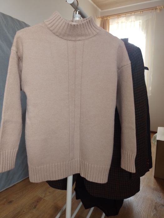 Beżowy sweter półgolf S/M prosty krój