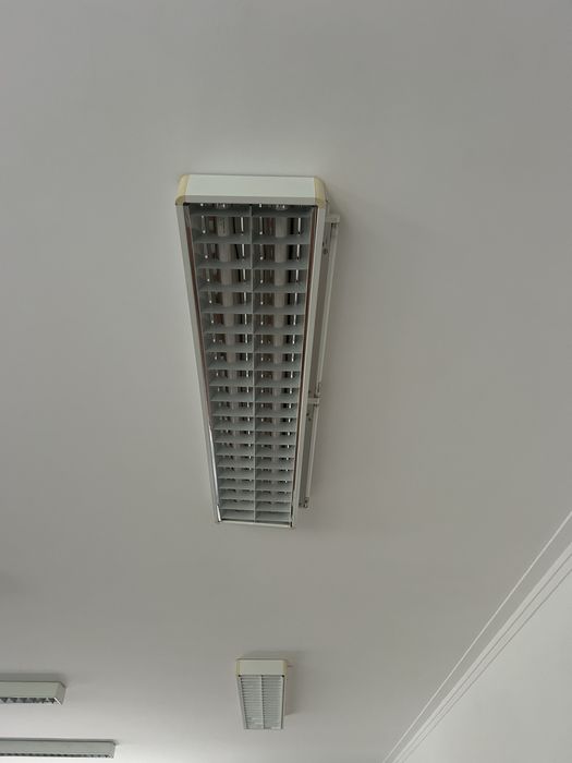 Luminárias de Teto Fluorescentes com Grelha