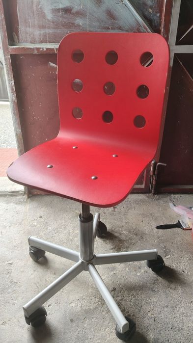 Cadeira giratória criança vermelha IKEA