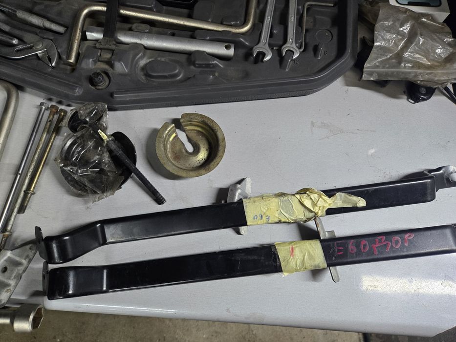 Набор ключи домкрат баллонник знак ключ свечной  bmw бмв е39 е38 е46