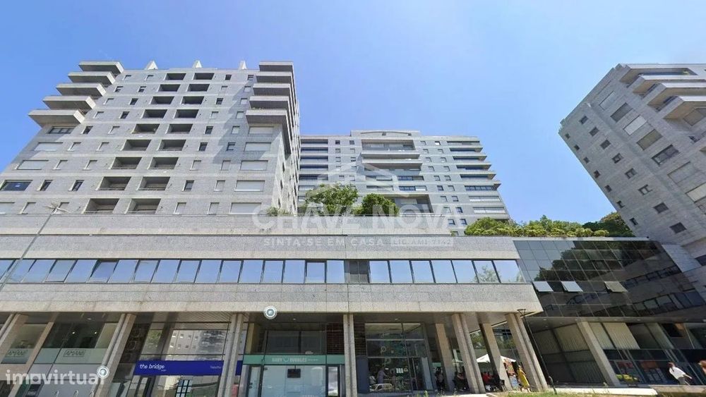 Escritório c/ 37m2 em frente a Estação Metro Galiza (Porto)