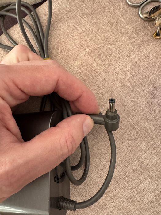 Dyson V12 пилесос зарядний пристрій