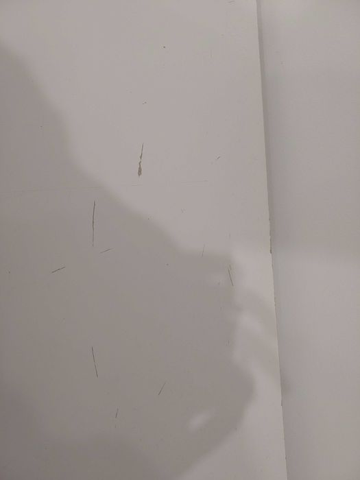 Secretária branca IKEA com zona de arrumação