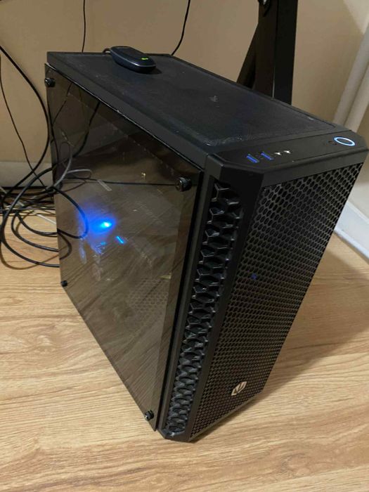 Zestaw gamingowy komputer monitor biurko krzeslo klawiatura