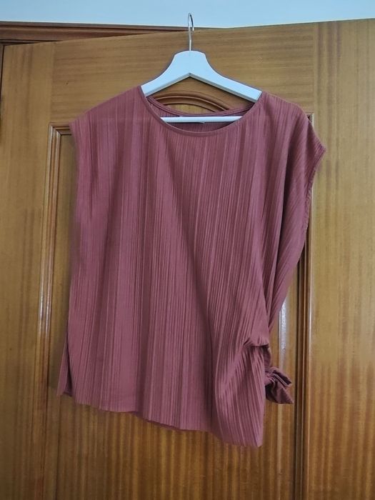 Blusa plissada com laço