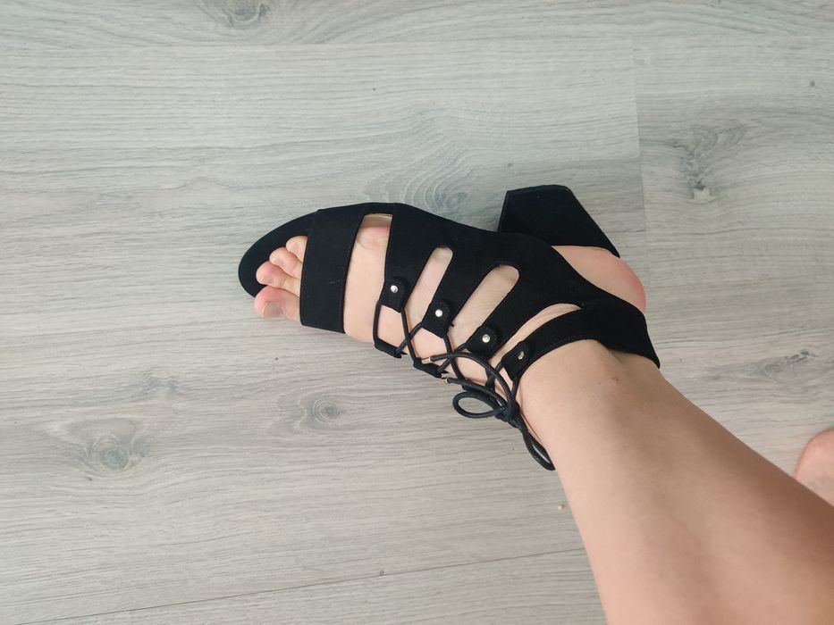 Жіночі босоніжки Bershka