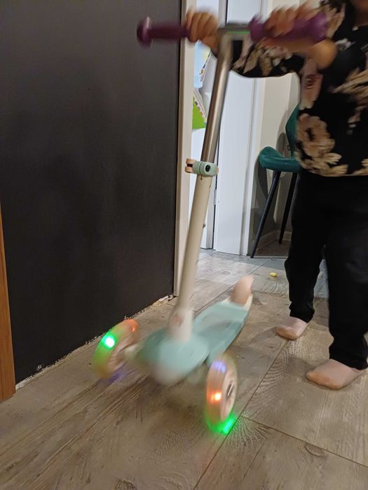 Hulajnoga decathlon  z świecacymi kołami