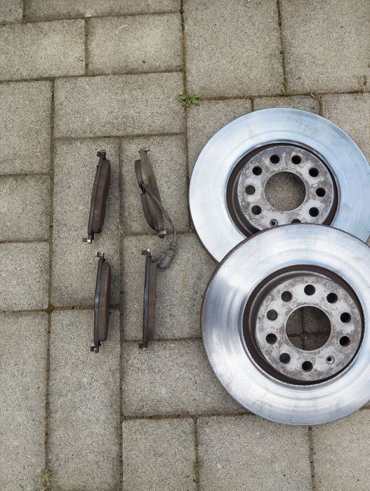 Гальмівні колодки з датчиком передні Passat B8, Tiguan, Golf 7, Octavi