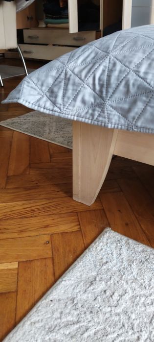 Łóżko z zagłówkiem