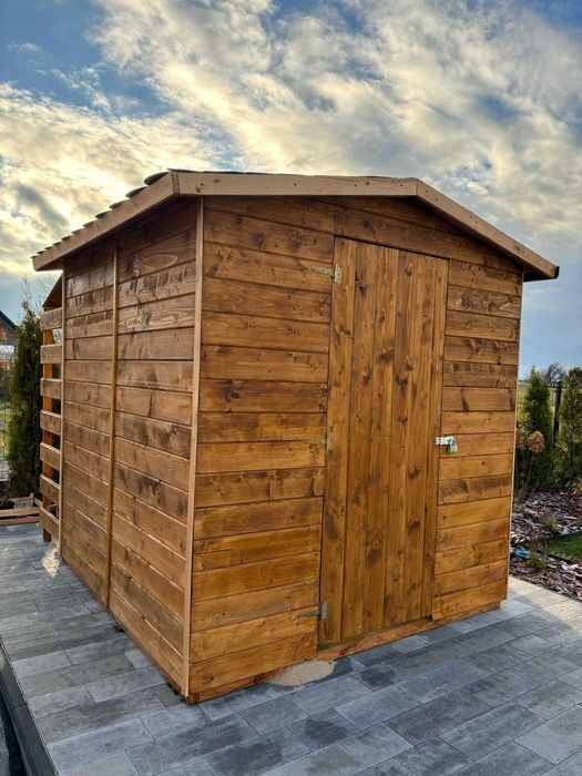 Drewniany Domek Narzędziowy z Drewutnią