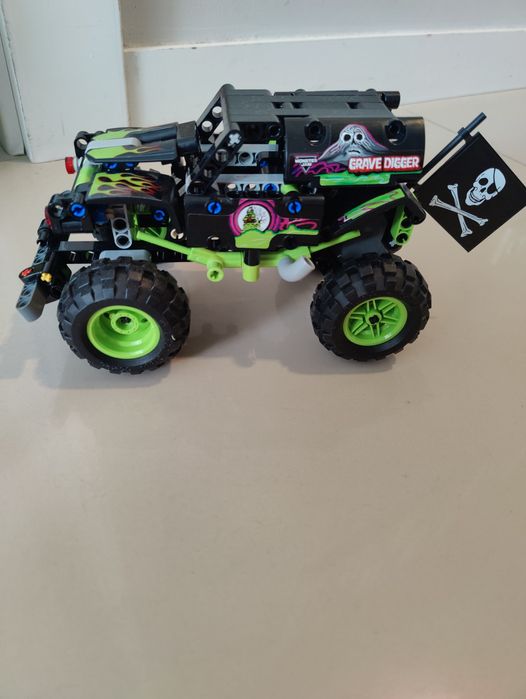 LEGO Technic 42118 Monster Jam Grave Digger Monster Truck 2w1
LEGO