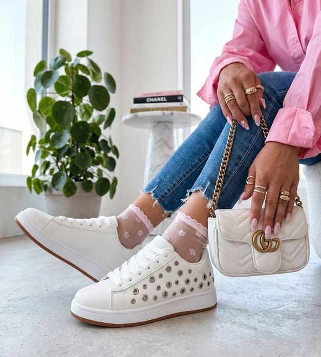 Białe sneakersy na platformie z nitami Adelis